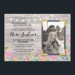 Foto Birthday Floral Rustic Wood Einladungen<br><div class="desc">Fügen Sie Ihr Foto zu diesem Vintagen Chalk laden. Erhöhe jedes Alter. Rückdruck im Lieferumfang enthalten.</div>