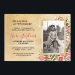 Foto Birthday Party Coral Floral Vintag Einladung<br><div class="desc">Fügen Sie Ihr Foto zu diesem Vintagen Stil Blumenladen. Erhöhe jedes Alter. Rückdruck im Lieferumfang enthalten.</div>