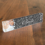 Foto Black Damask Bride Love Bird Wedding Namensplakette<br><div class="desc">Ihr Foto Black Damask Bride's Wedding Platzkarte Name Plate</div>