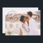 Foto, Black Monogram Briefmarke Foto Overlay Hochz Save The Date<br><div class="desc">Verkünden Sie Ihr Hochzeitsdatum mit dieser schönen Foto Save the Date Karte! Modernes Save the Date Foto überlagert Briefmarke mit Paarnamen und Datum in schwarz. Moderne handgeschriebene Skriptdetails sowohl vorne als auch hinten. Arbeitet am besten mit Horizontal-/Landschaftsbildern mit einem Paar auf der rechten Seite und mit blassem Hintergrund. Zurück mit...</div>