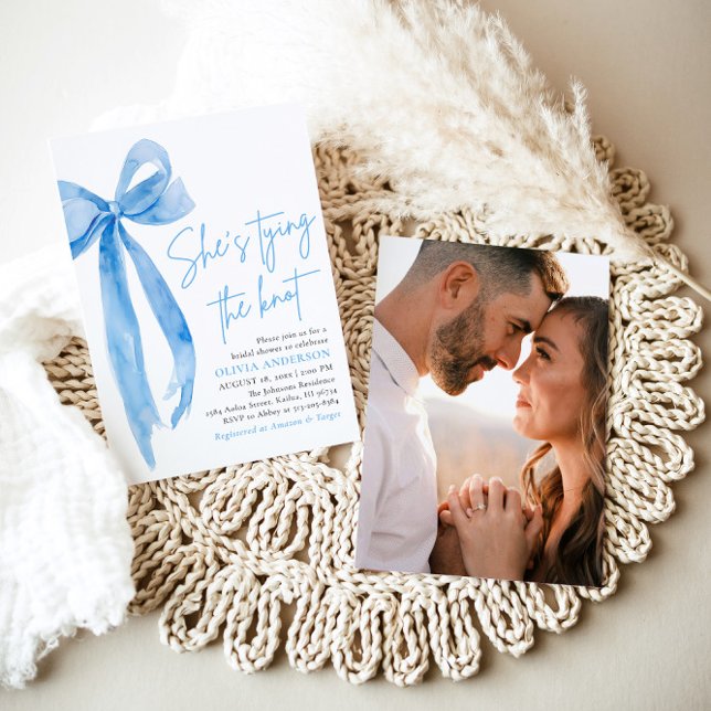 Foto Blue Bow Sie bindet das Brautparty des Knoten Einladung (Modern Photo  Blue Bow She's Tying the Knot Bridal Shower Invitation)