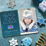 Foto Blue Hanukkah Menorah Peace Liebe Light Type Feiertagskarte<br><div class="desc">"Frieden, Liebe und Licht." Eine spielerische, moderne, künstlerische Abbildung von Boho Musterkerzen in einer Menorah hilft Ihnen, den Urlaub von Hanukkah zu beginnen, zusammen mit dem individuellen Foto Ihrer Wahl. Die blauen Kerzen mit farbenfrohen Imitat-Folienmustern überlagern ein reichhaltiges, tiefblaues Marmor-Aquarell. Imitate Goldfolie Konfetti Punkte rahmen die Karte. Fühlen Sie sich...</div>