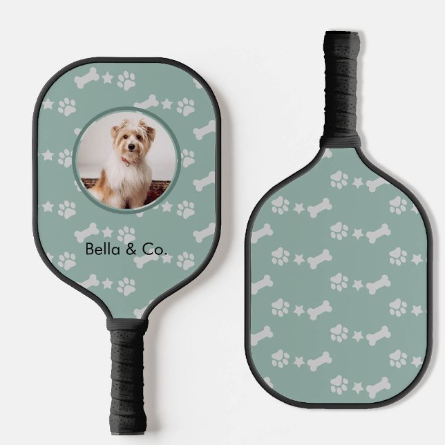 Foto Bone Paw Muster Sage Green Personalisiert Pickleball Schläger (pickleball gift for her dog mom pet photo bone star paw print sage green personalized name)