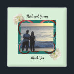 Foto Braut und Groom Wedding Magnet<br><div class="desc">Ein moderner, grüner Rahmen mit hübschen Blume. Ein modernes, elegantes Hochzeitsdesign. Passen Sie mit den Namen und Foto von Braut und Bräutigam an, um sie zu personalisieren.</div>