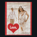 Foto Brustheirat Vorschlag werden Sie mich heirate Puzzle<br><div class="desc">"Heiraten Sie mich?" Pop die Frage auf Ihre ganz eigene Art! Folge deinem Herzen und mache einen überraschenden niedlichen Heiratsantrag an deine Freundin,  um die Erinnerungen deines Lebens zu genießen! Personalisieren Sie es mit Ihrem Lieblings-Paar Foto,  Ihrem Text und Namen.</div>