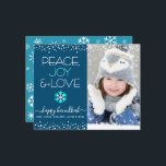 Foto Budget Hanukkah Peace Liebe Snowflake Card<br><div class="desc">"Frieden, Freude und Liebe." Eine lustige, spielerische, türkisblaue und weiße Schneeflocke-Illustration, weiße Konfetti-Punkte, türkisfarbene und weiße moderne Typografie auf marineblarem Hintergrund, zusammen mit dem Foto Ihrer Wahl, helfen Ihnen, die Hanukkah-Saison einzuleiten. Ein zufällig weißes Schneeflockenmuster überlagert türkisblau auf der Rückseite. Fühlen Sie die Wärme und Freude der Ferien, wenn Sie...</div>