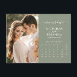 Foto Calendar für moderne Sage Green Save the Date Postkarte<br><div class="desc">Modern Sage Green Save the Date Foto Kalender Postcard. Einfach personalisieren, indem Sie jede Information ersetzen. Bitte laden Sie ein Portrait/vertikales Foto hoch. Bewegen Sie den Kreis, indem Sie auf den Link Weitere Anpassung. Stellen Sie sicher, dass Sie die Vorschau vor dem Hinzufügen zum Warenkorb Karo haben. (Foto von Jonathan...</div>