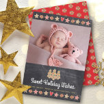 Foto Chalkboard Gingerbret Kekse Süßspeisen Feiertagskarte<br><div class="desc">"Süße Urlaubswünsche". Ein individuelles Foto Ihrer Wahl, ein Kekskochbaum, Stars, Herz und Bonbons, eine spielerische Schriftzeichen-Typografie, überlagern einen dunkelkohlegrauen Chalkboard-Hintergrund und helfen Ihnen, die Feiertagssaison zu beginnen. Ein Pfefferminzkerzenmuster auf einem roten Hintergrund schmückt den Rücken. Feiern Sie mit Familie und Freunden, während Sie die Wärme und Freude der Ferienzeit spüren....</div>