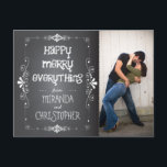Foto Chalkboard Happy Merry Alles Postkarte<br><div class="desc">Curly Scribbles und Doodles schmücken diese lustige und skurrile Weihnachtsgruß-Postkarte mit einem lustigen Foto des glücklichen Paares.</div>