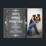 Foto Chalkboard Happy Merry Alles Postkarte<br><div class="desc">Curly Scribbles und Doodles schmücken diese lustige und skurrile Weihnachtsgruß-Postkarte mit einem lustigen Foto des glücklichen Paares.</div>