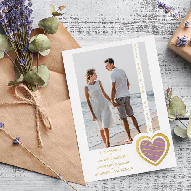 Foto Chic Elegante Lilac & Golden Heart Couple Folieneinladung (Von Creator hochgeladen)