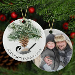 Foto Chickadeo am Pine Sprig Weihnachten Keramik Ornament<br><div class="desc">Dieses besondere familiäre Foto bewahrt Weihnachtsschmuck mit einer niedlichen kleinen Kiche ist auf einem Kiefernkegel auf der Vorderseite, mit dem Familiennamen und Jahr, und ein Foto auf der Rückseite. Anpassen Sie die Vorlagen einfach mit Ihrem eigenen Text und Foto. *Wenn Sie Designhilfe oder passende Produkte benötigen, kontaktieren Sie mich bitte...</div>