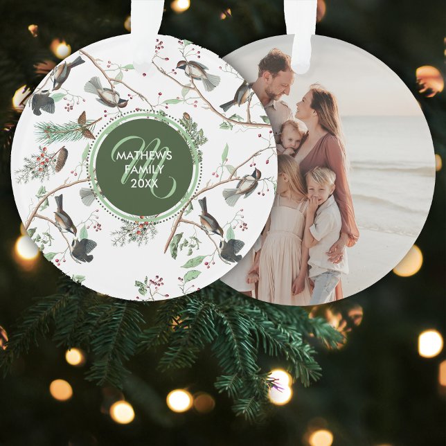 Foto Chickadevogel Berries & Pinecones Ornament (Chickadee Birds Berries & Pinecones Family Photo Ornament)
