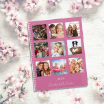 Foto-Collage dunkelrosa Namensskript 2023 Planer<br><div class="desc">Machen Sie Ihr eigenes Foto als Geschenk für Ihre Mutter,  Ehefrau oder sich selbst. Nutzen Sie vier,  neun Ihrer Lieblings-Fotos Ihrer Familie,  Freunden,  Traumreiseziel oder Haustier! Personalisieren und fügen Sie einen Namen und ein Jahr. Der Name ist mit einem modernen handgeschriebenen Stilskript geschrieben. Dunkelrosa Hintergrund,  weißer Text.</div>