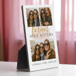 Foto Collage Forever Soul Sisters Freundschaftsges Fotoplatte<br><div class="desc">Feiern Sie die Bindung, die nur Soul-Schwestern mit dieser individuellen Collage-Plakette für Fotos verstehen - perfekt für Geburtstage, Fernbeziehungen oder einfach nur weil. Personalisieren Sie mit Ihren Lieblings-Erinnerungen und lass Ihrer besten Freundin wissen, dass sie für immer Ihre Person ist.</div>