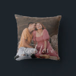 Foto Couple Just Liebe Script Kissen<br><div class="desc">Das Design zeichnet sich durch das moderne Herzskript "Just Liebe" und den rustikalen Naturtoneineneffekt auf der Rückseite aus. Ideale Geschenkidee für Neuvermählte, Hauswärmung, Jubiläum und vieles mehr.</div>