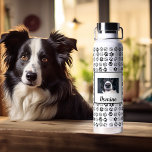 Foto Custom Dog Pet Name Monogram Paws Trinkflasche<br><div class="desc">Dieses Design kann in dem Bereich personalisiert werden, der durch das Ändern des Fotos und/oder Textes zur Verfügung gestellt wird. Sie können auch angepasst werden, indem Sie auf Vorlage personalisieren klicken und dann auf die Schaltfläche klicken, um weitere Optionen anzupassen, um die Hintergrundfarbe zu löschen oder zu ändern, Text hinzuzufügen,...</div>