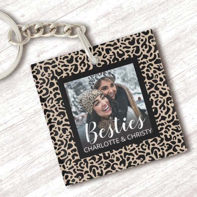 Foto der besten Freunde Schlüsselanhänger (A cute Leopard pattern Besties keychain. Personalize it with your photo and names)