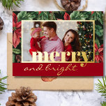 Foto der Blume Poinsettia Folien Feiertagskarte<br><div class="desc">Frohe und helle Typografie Weihnachtsfamilie Foto in Aquarell Poinsettia Blume Muster Hintergrund.</div>