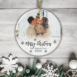 Foto der Familie Frohe Weihnachts-Script Snowflake Keramik Ornament<br><div class="desc">Elegante moderne Schwarz-weiße Handschrift "Frohe Weihnachten" Familie Foto Ornament. Enthält ein Foto für die ganze Familie, einen fröhlichen Weihnachtstext, der in handgeschriebener Kalligraphie-Schrift geschrieben ist, Schneeflocken und Jahr für Jahr auf Foto-Overlay (in Schwarz und Weiß). Einfach zu personalisieren. Foto Tipp: Zuschneiden Sie Ihr Foto auf quadratisches Formular, bevor Sie es...</div>