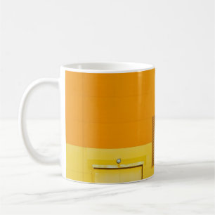 FOTO DER GELBEN UND WEISSEN MALERMÄSSIGUNG KAFFEETASSE