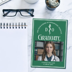 Foto der grünen Osteopathie-Medical-School-Abschlu Ankündigung