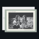 Foto der Hanukkah-Familie Feiertagskarte<br><div class="desc">Feiern Sie Hanukkah mit Stil und Eleganz mit dieser Custom Simple Modern Sage Green Hanukkah Foto Card. Mit seinem schicken, grünen Hintergrund und seinem sauberen, minimalistischen Design, ermöglicht Ihnen diese Karte, sich mit Ihrem bevorzugten Foto und Ihrer persönlichen Nachricht zu personalisieren. Diese Karte ist ideal, um Freunden und Familie während...</div>