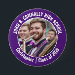 Foto der lila Marching-Band Button<br><div class="desc">Dieses coole,  kundenspezifische High School Marching Band Foto zeigt eine weiße Typografie Ihres Teams und Spielernamen auf einem lila Knopf. Personalisieren Sie sich mit dem Foto und dem Unterrichtsjahr Ihres Schülers als stolze Eltern. Eine Mutter und ein Vater können diese Knöpfe für den Wettbewerb und Spiele tragen.</div>