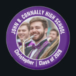Foto der lila Marching-Band Magnet<br><div class="desc">Dieses coole, kundenspezifische High School Marching Band Foto zeichnet sich durch eine weiße Typografie Ihres Teams und Spielernamen auf einem lila Magneten aus. Personalisieren Sie sich mit dem Foto und dem Unterrichtsjahr Ihres Schülers als stolze Eltern. Eine Mutter und ein Vater können diese Knöpfe für den Wettbewerb und Spiele tragen....</div>