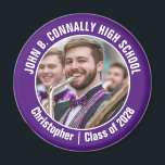 Foto der lila Marching-Band Magnet<br><div class="desc">Dieses coole, kundenspezifische High School Marching Band Foto zeichnet sich durch eine weiße Typografie Ihres Teams und Spielernamen auf einem lila Magneten aus. Personalisieren Sie sich mit dem Foto und dem Unterrichtsjahr Ihres Schülers als stolze Eltern. Eine Mutter und ein Vater können diese Knöpfe für den Wettbewerb und Spiele tragen....</div>
