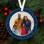 Foto der "Merry and Bright Modern Navy Stars Famil Ornament<br><div class="desc">Das schlichte und moderne Weihnachtsdekor im Foto zeichnet sich durch ein rundes Bild aus, das durch ein Muster aus bunten Lichtern und Sternen gerahmt ist. Auf der Rückseite des Ornaments befindet sich "Merry and Bright" in elegantem Schriftzeichen mit individuellem Text für das Jahr. Die festliche und reiche Marine / Mitternacht...</div>