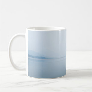 Foto DER PERSON AUF DEM KALMKÖRPER DES WASSERS Kaffeetasse
