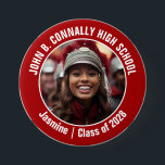 Foto der Red Marching Band Button<br><div class="desc">Dieses coole,  kundenspezifische High School Marching Band Foto zeigt eine weiße Typografie Ihres Teams und Spielernamen auf einem roten Knopf. Personalisieren Sie sich mit dem Foto und dem Unterrichtsjahr Ihres Schülers als stolze Eltern. Eine Mutter und ein Vater können diese Knöpfe für den Wettbewerb und Spiele tragen.</div>