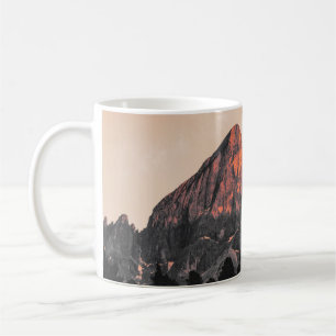 FOTO DER ROCKFORMATION MIT GERINGEM WINKEL KAFFEETASSE