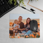 Foto der White Half Wreath Overlay-Familie Mousepad<br><div class="desc">Foto-Mauspad mit dem Foto Ihrer Familie gedruckt. Fügen Sie Ihren Familiennamen in weißen Buchstaben über einer handgezeichnet Abbildung eines halben Kranzes von Blätter und Beeren hinzu. Großartiges Geschenk für eine Mutter oder einen Vater.</div>