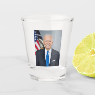 Foto des amerikanischen Präsidenten Joe Biden im W Schnapsglas