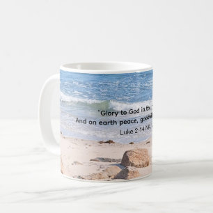Foto des blauen Ozeans mit der Weihnachtsblase Kaffeetasse