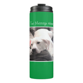 Foto des ermüdeten Hundes neben dem besten Freund Thermosbecher