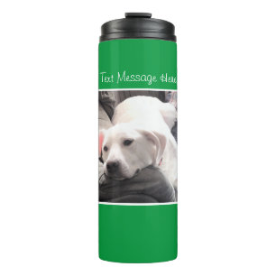 Foto des ermüdeten Hundes neben dem besten Freund Thermosbecher