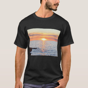 Foto des Goldenen Sonnenuntergangs und des blauen  T-Shirt