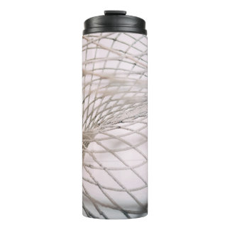 Foto des grauen Netzes Thermosbecher