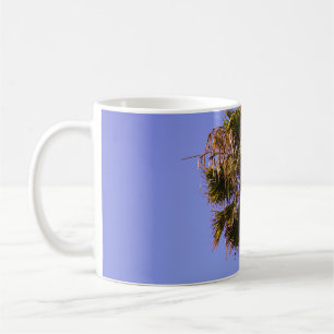Foto des grünen Baumes mit langsamer Fokussierung Kaffeetasse