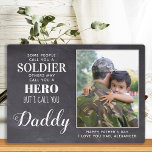 Foto des Helden Daddy Fotoplatte<br><div class="desc">"Manche nennen dich einen Soldaten, andere mögen dich einen Helden nennen, aber ich nenne dich Papa!"! Überraschen Sie Ihren Lieblings-Soldat und Papa mit dieser super personalisierten Armee Papa Foto Plakat an diesem Tag Väter. Personalisieren Sie mit Ihrem bevorzugten Foto, Ihrer Nachricht und Ihrem Namen. Dieses Geschenk an die militärischen Väter...</div>