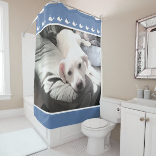 Foto des Niedlichen Hundes neben Best Friend Blue Duschvorhang
