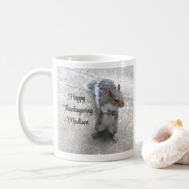 Foto des Niedlichen kleinen Eichhörnchens mit Fluf Kaffeetasse (Mit Donut)