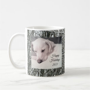 Foto des Niedlichen Weißen Hundes am schönen Winte Kaffeetasse