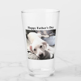 Foto des Niedlichen Weißen Hundes, der mit dem Vat Glas
