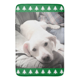Foto des Niedlichen Weißen Hundes Grüne Weihnachts Badematte
