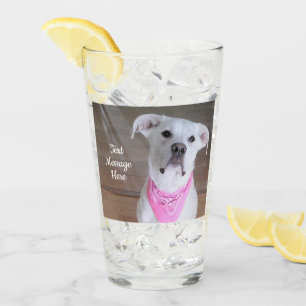 Foto des Niedlichen weißen Hundes mit rosa Scarf Glas