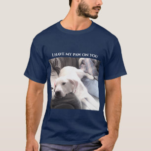 Foto des Niedlichen weißen Hundes mit Rückenpfoten T-Shirt